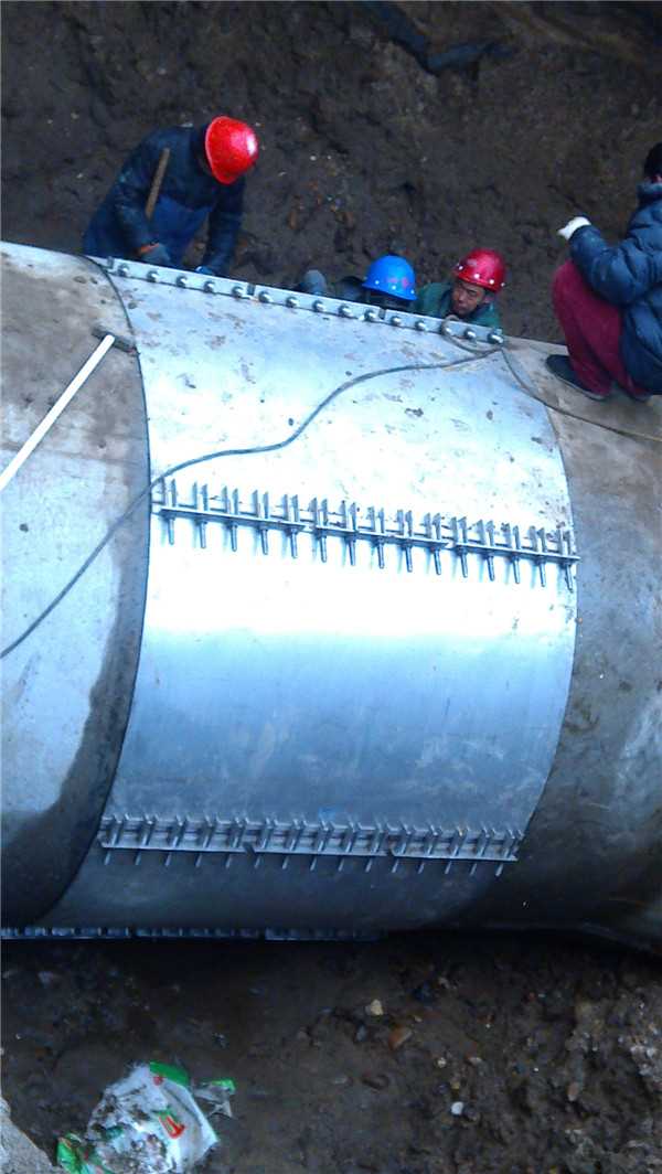 It takes only 3 hours to successfully repair the DN2300 cement pipe with the band repair clamp of zhuhong 